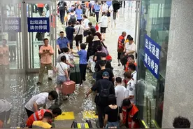 成都暴雨 东站出站口积水严重 有乘客反映：水深至少5cm，扶梯暂停运行图片