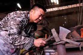 开屏人物｜卢朝华：千锤百炼锻人生图片