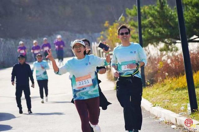漫山红中千人竞逐！济南“一城山色·登山打卡”暨垛庄百峪大顶登山嘉年华成功举办