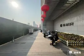 杭州一小区地库出现多处裂缝，业主怀疑地铁施工导致，项目方回应了图片
