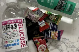 “面前一下好多糖，陌生人的善意真暖！”图片