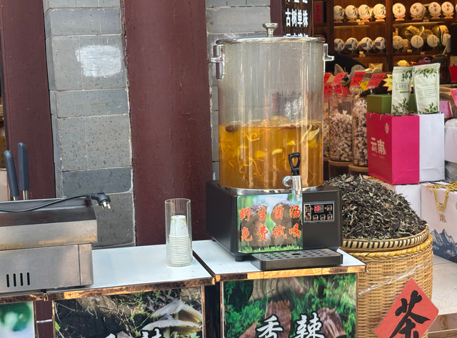 暑期旅游热 带动云南特色商品销售火爆