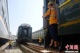上海：铁路上海站工作人员高温酷暑下坚守岗位图片