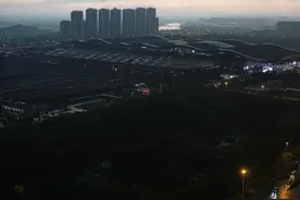 乌漆嘛黑！长沙早高峰突然电闪雷鸣狂风暴雨，你被困在上班路上了吗图片