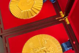 王楠丈夫晒3公斤“纯金”金牌送国乒奥运冠军，价值或高达170万以上图片