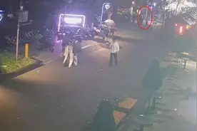 警方辟谣“成都街头一醉酒男欺负卖花母子”，记者调查还原现场图片