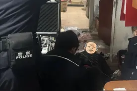 凌晨4点！民警在小区里和老人隔空呼喊图片