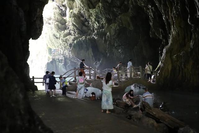 绥阳红果树景区：洞穴火锅“煮”出清凉经济新模式