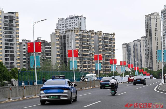 世界那么大 好想去怀化丨怀化城区主干道两侧国旗迎风飘扬