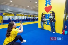 2024汉马迎来首个参赛选手报到日图片