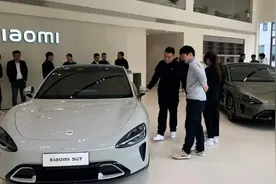 探访小米汽车4S店：试驾预约已排至数日后，“售价”成为最后悬念视频封面