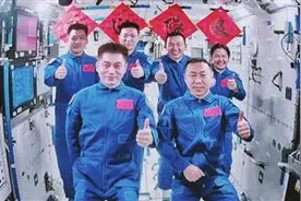 神舟十九号3名航天员顺利进驻中国空间站 “70后”“80后”“90后” 三代同堂图片