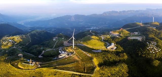 夷陵：光影交织百里荒 晨光中的高山草原绝美风景