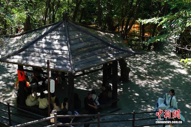 游客畅游茅兰沟国家森林公园 在边境小城尽享清凉