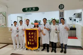 12岁脑肿瘤女孩术后昏迷数月，医生精心治疗成功唤醒图片