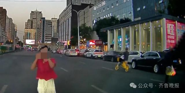 女子好心搀扶拎东西老人过马路，却被一巴掌扇飞眼镜！兰州警方回应