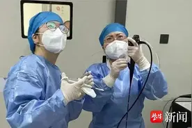 八旬卧病在床老人咳嗽至昏迷，原是牙齿脱落误入“气”途图片