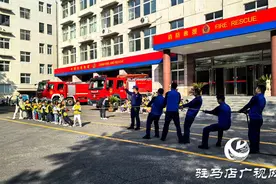 萌娃走进消防队 感受消防“零距离”图片