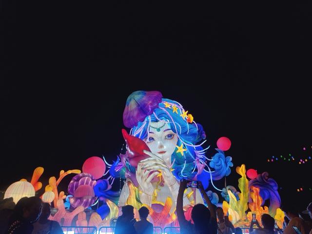 灯光一亮，秒变童话世界！2025年“青岛之夏”艺术灯会启幕成夏夜顶流