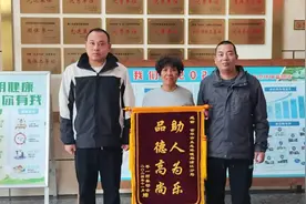 事发浦江路边！扶不扶？扶！图片