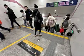 全线改造地铁车站台阶，城市治理在细节上下功夫 | 新京报快评图片