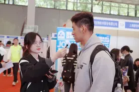“来，看镜头！”图片