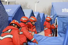 （甘肃积石山地震·图文互动）解放军和武警部队出动多支力量投入抗震救灾图片