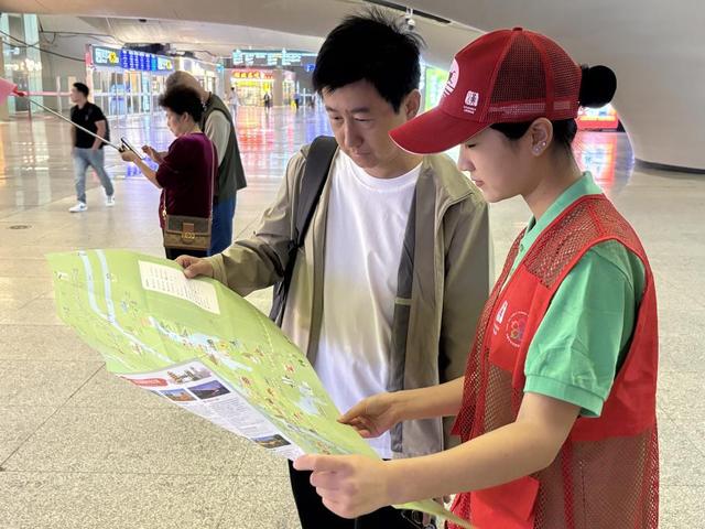 让游客从“路过”到“爱上”！“红马甲”点亮武汉秋日
