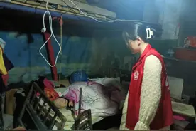 荆门市白庙街道明月里社区开展“雨天送温暖 情暖老人心”入户走访活动图片