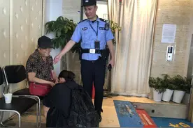 带七旬母亲体验旋转餐厅，不慎走散急哭女儿……图片