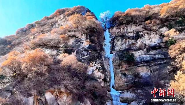 冬日华山变身“冰瀑仙境”