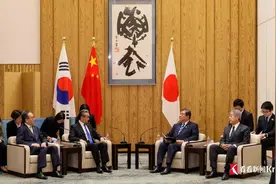 石破茂与王毅会面时 背后的两个汉字你会读吗？图片