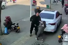 私家车屡“堵”店门口 怀孕女店主上前理论却被车主推倒图片