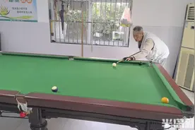 台球相伴，乐在其中！94岁老人活出最美“夕阳红”图片