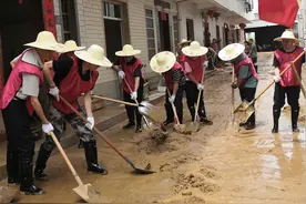 上杭：党旗飘在救灾一线，助力灾后重建家园图片