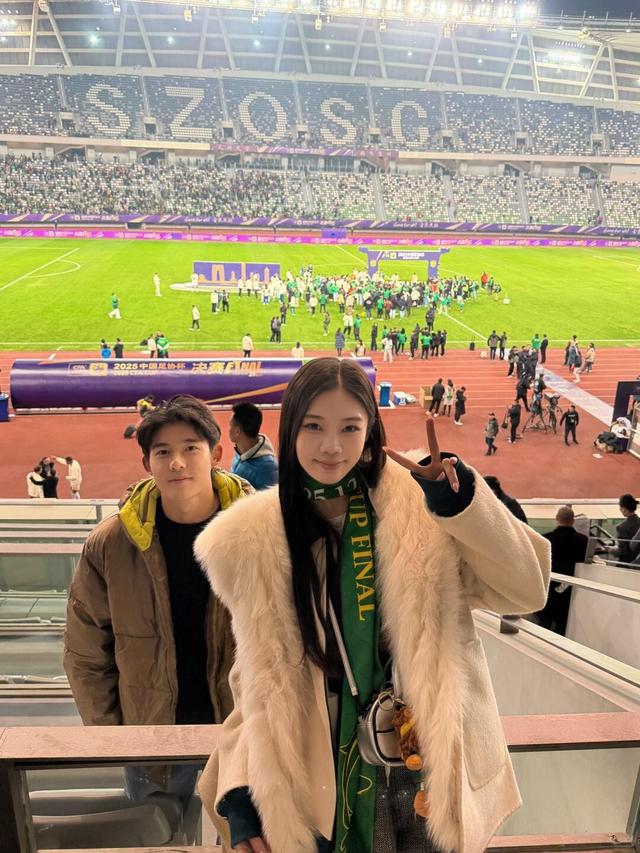 李嗣镕姐弟俩观战足协杯决赛	，姐姐晒明媚穿搭，与张稀哲合影