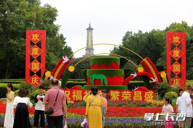 组图｜秋凉伴佳节 市民公园乐享节日时光