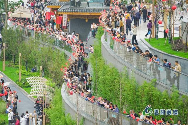 国庆中秋长假第二天，四川A级景区接待游客同比增长9.7%