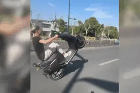 翘头一时爽 事故悔断肠 少年电瓶车耍酷交警果断出手图片