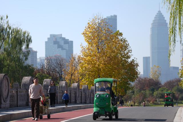 浙江绍兴：湖泊公园引客来