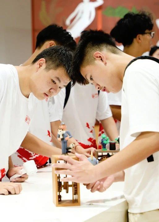巴黎少年探访上海：一座来了就想“二刷”的未来之城