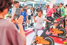 大风难挡骑行热，2000余名中外骑手竞速环西自行车昌平赛图片