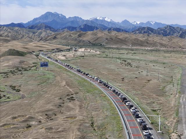 新疆独库公路正值旅游旺季