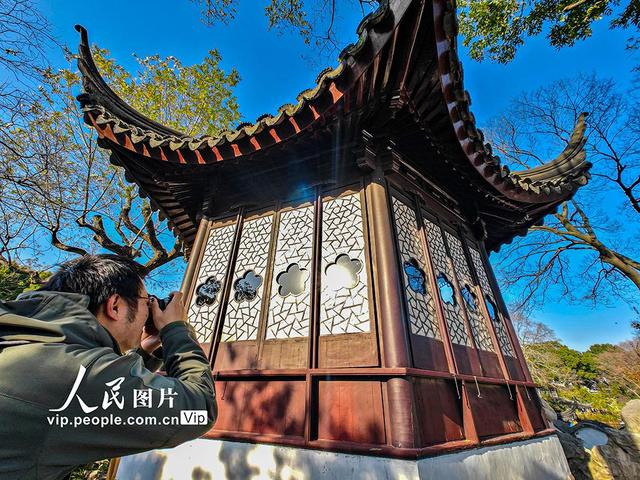 江苏苏州：拙政园宜两亭重新对外开放 游客大排长队争相打卡