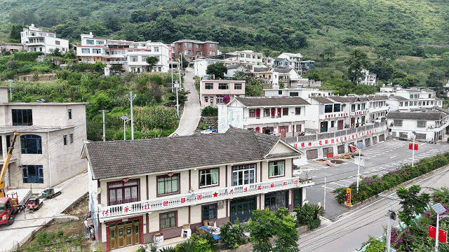 大关：鸭池河畔红旗展