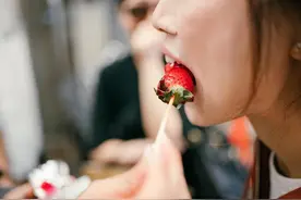 孕妇吃一口草莓贲门撕裂差点丧命，到底草莓是禁忌食物？还是孕妇是高危人群？图片