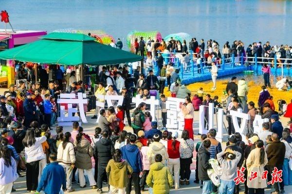 春节假期接待游客33万人次，甘露山文创城点燃“冰雪+”度假热潮