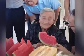 94岁吴明珠院士再次来到吐鲁番，她把荒漠变成了甜蜜的瓜园，我们能实现“吃瓜自由”，要感谢吴明珠奶奶视频封面