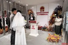 成都2622对新人今日“扯证”！摄影师跟拍记录“微婚礼”→图片