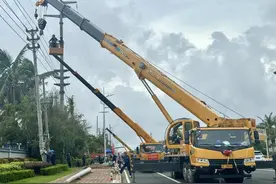 广东、广西、贵州等省区驰援文昌 加紧抢修复电图片